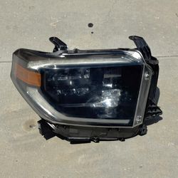 2018 - 2021 TOYOTA TUNDRA TRD BLACK RH PASSENGER SIDE HEADLIGHT OEM
