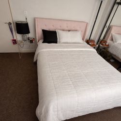 Tufted Queen Bed – Soft Blush Headboard, Clean & Modern