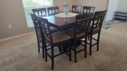 Mesa de comedor de 8 sillas.