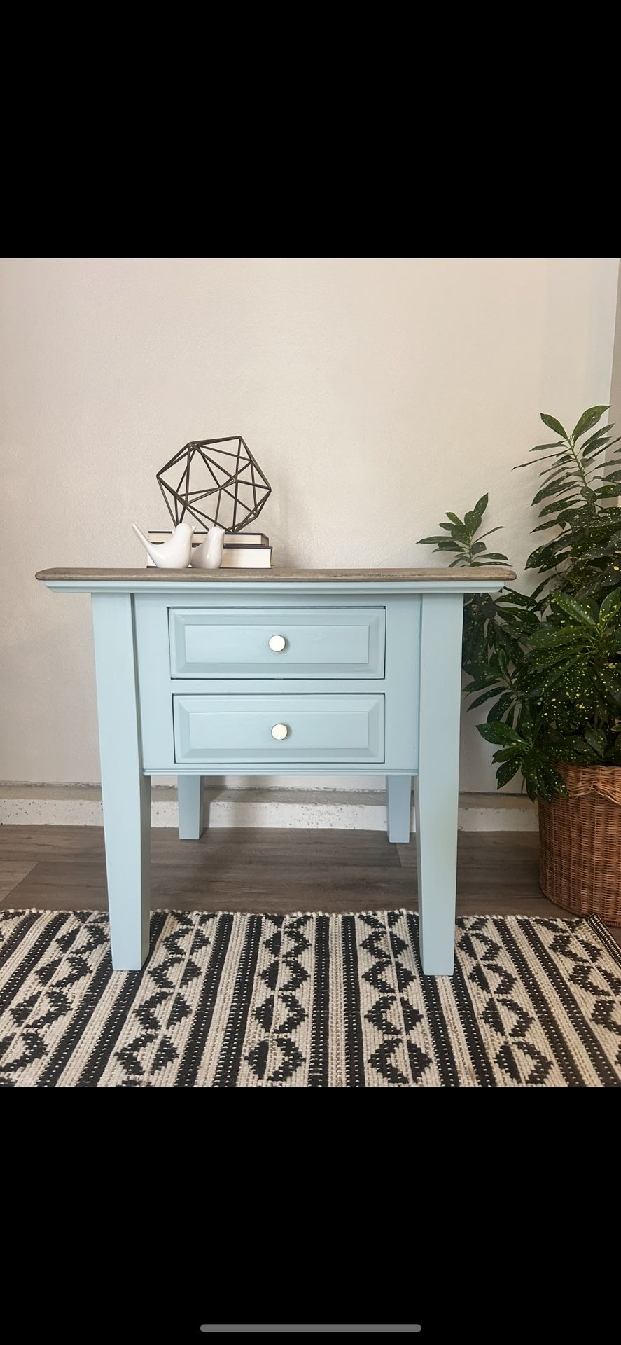 Beautiful Accent Table / Entry Way / Coffee Table / Nightstand