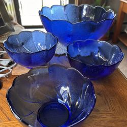 Vintage Arcoroc France Cobalt Blue Swirl 9.5” Scalloped Edge Textured Glass Bowl