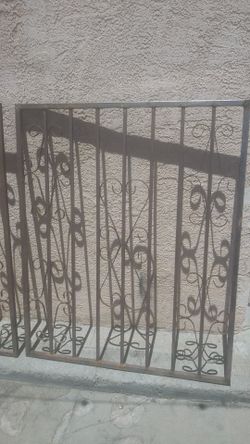 Son para ventanas proteccion. No estan terminadas. Una tiene 54x54 la otra54x44