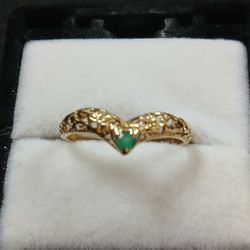 10k Solid Gold Ring With Green 💚 Stone Sz 7.5