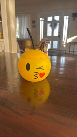 Free Emoji Plastic Cup W straw 