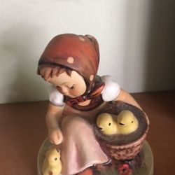 Hummel - Girl With Chicks 