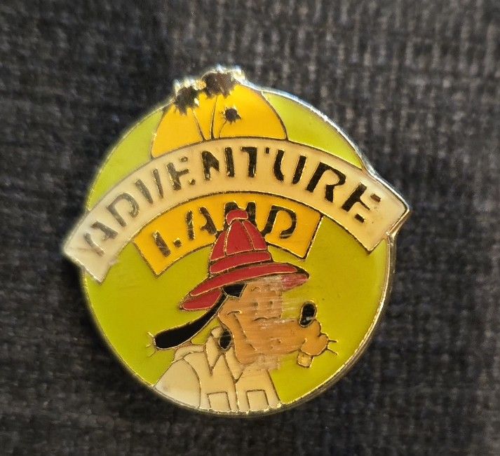 30th Anniversary Series pin featuring Goofy in Adventureland.
This pin was released as part of a series celebrating Disneyland's 30th Anniversary