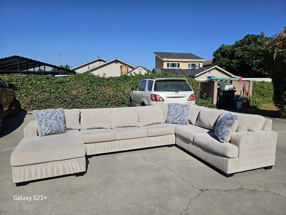 Beautiful Huge Sectional Sofa 💥 Free Delivery 💥