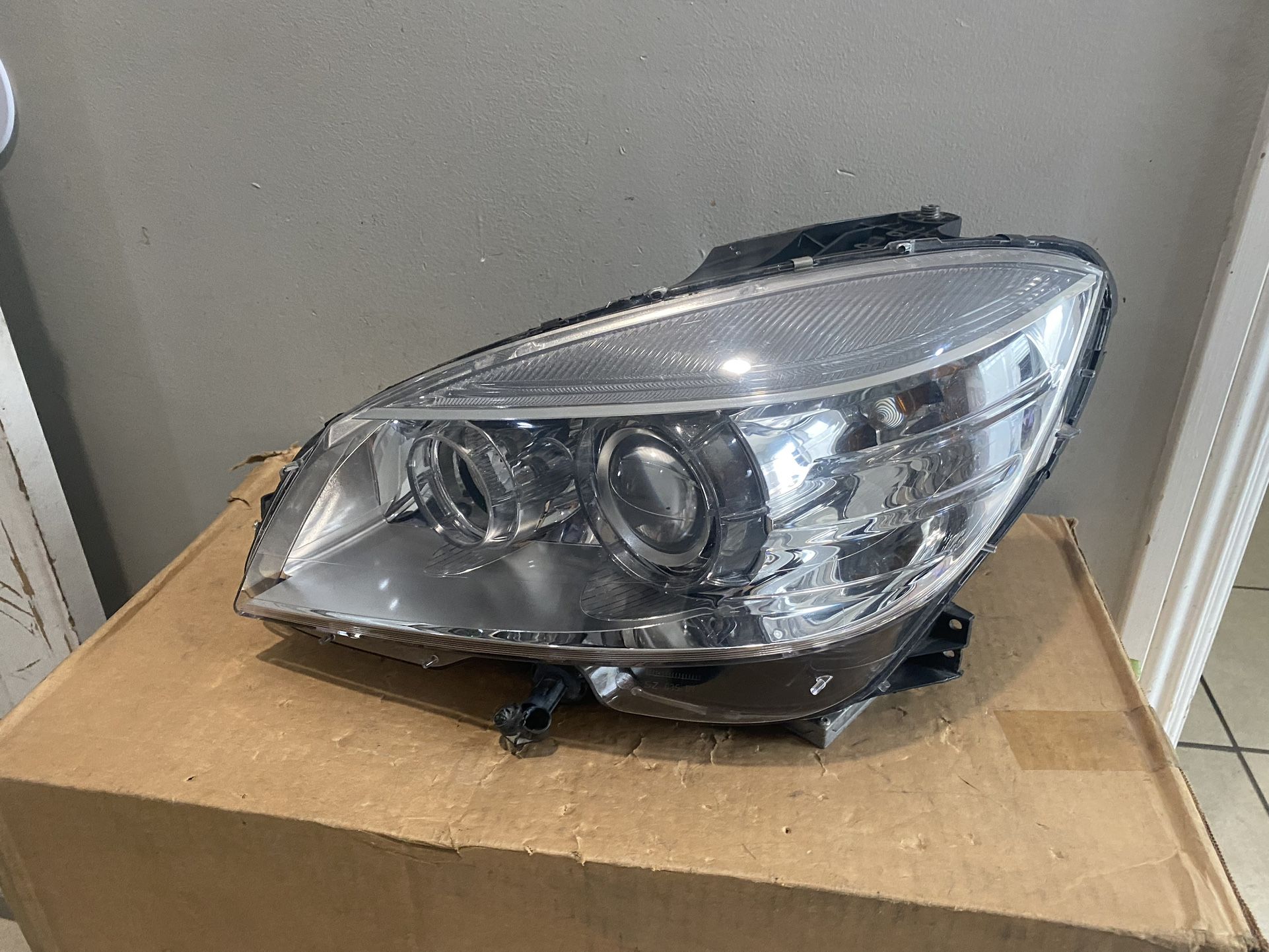 2008-2011 Mercedes Benz C Class Left Headlight