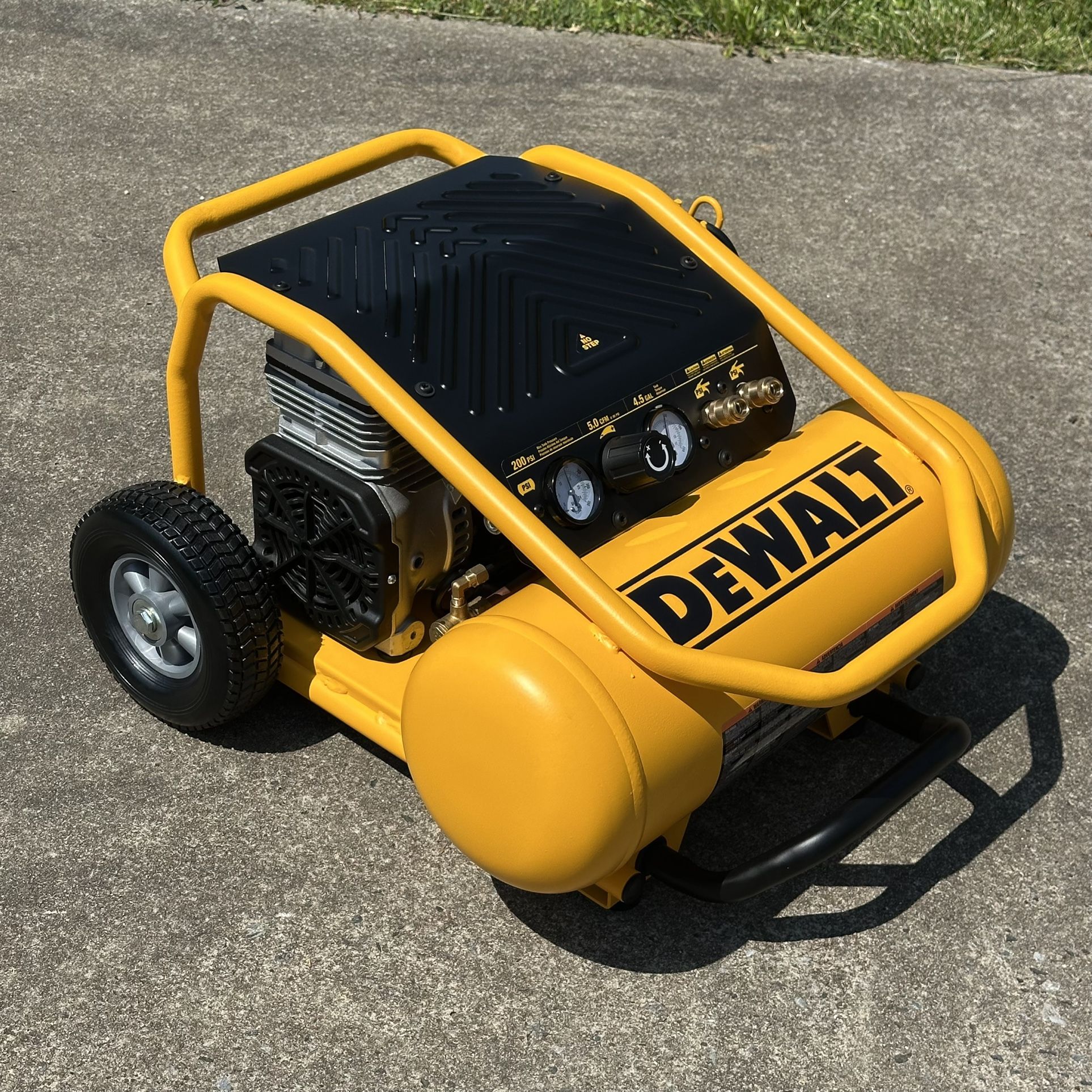 DeWalt Xtreme Quiet 2 Stage 200PSI 4.5 Gallon Compressor