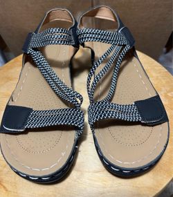 New women's summer sandals. Size 8. $27.