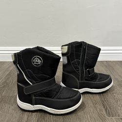 KIDS SNOW BOOTS – SIZE 2