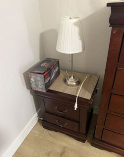 night stand w lamp 
