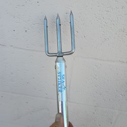 Sea striker 3 prong gig mint condition