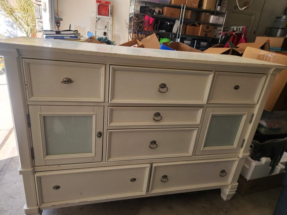 Beautiful White Solid Wood Queen 4 Piece Bedroom Set (