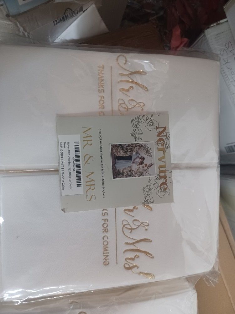 white and gold Mr and Mrs wedding napkins