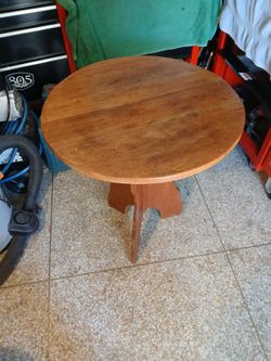 ROUND PINE WOOD END OR PATIO TABLE