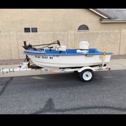 10 FT FIBERGLASS  TRI-HULL FISHING BOAT