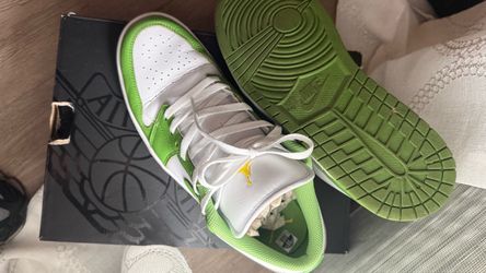 Nike low top green