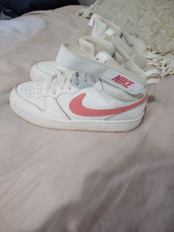 Girls Nike SZ 5y also sz 7 Womens