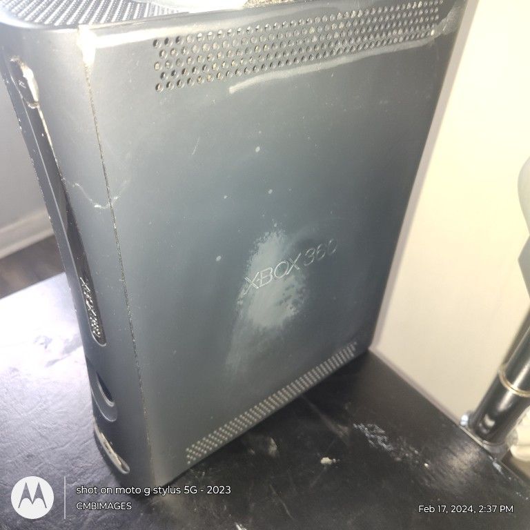 Xbox 360 With 2 Controllers