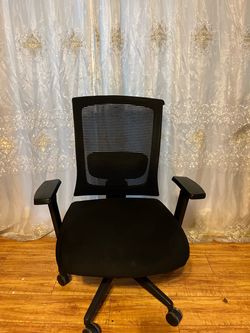 Black mesh ergonomic office chair w/ lumbar support