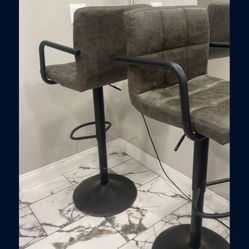 Table /Bar Stools