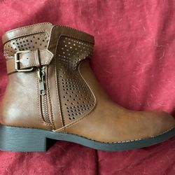 Brown boots with zipper.  Size 7.5