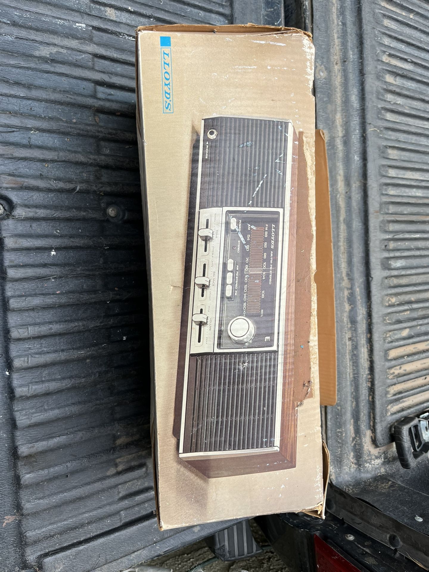 1970 LLOYDS AM FM RADIO IN GOOD WORKING CONDITION