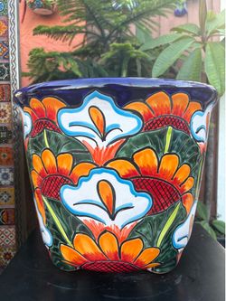 Maceta molcajete de Talavera ,Altura 13 1/2 ,Ancho 15 1/2 x 15 1/2 ,1x$75 c/uno nuevo muy hermoso .