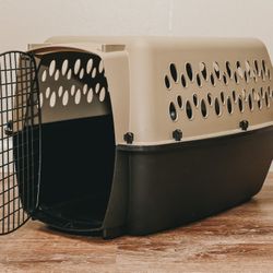 24in Pet Crate - LIKE NEW!