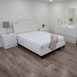 New Bed , Dresser Whit Mirror And 2 Nightstands  🆕️ Nueva Cama , Cómoda Con Espejo Y 2 Mesitas De Noche 