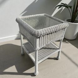 Like new white wicker / rattan side / console/ entry way table / Plant Stand: 18 x 18 x 24