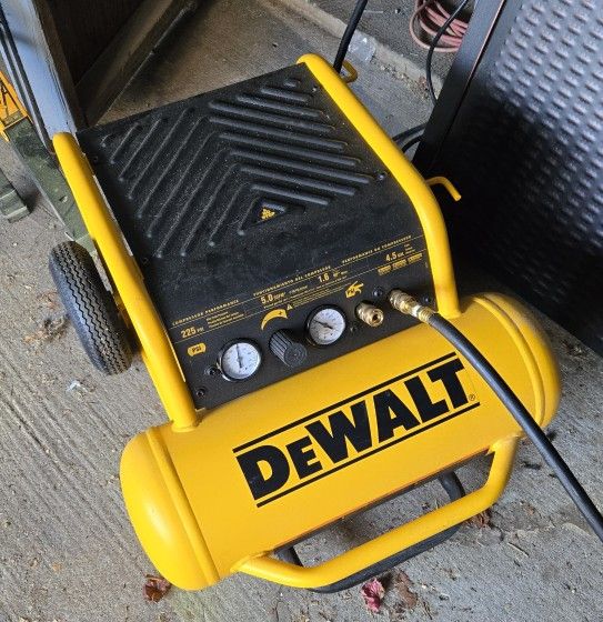 Dewalt 4.5 Gallon Air Compressor