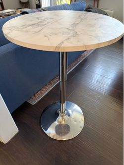 Small table / cocktail table / kitchen table