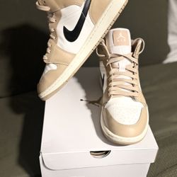 Air Jordan Mid 1’s- Like NEW In The Box Only Worn Once! Men’s Size 9/Women’s Size 10.5