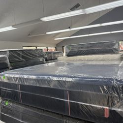 KING SIZE STEARNS & FOSTER RESERVE (FIRM) PILLOW TOP MATTRESS & BOX SPRINGS BED SET