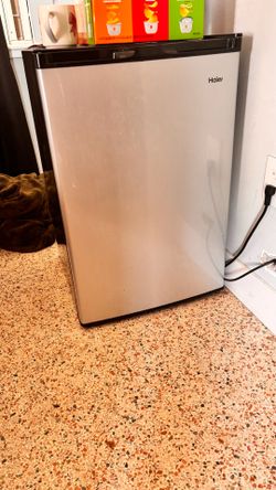 Haier Mini Fridge / Compact Refrigerator – Clean & Works Great
