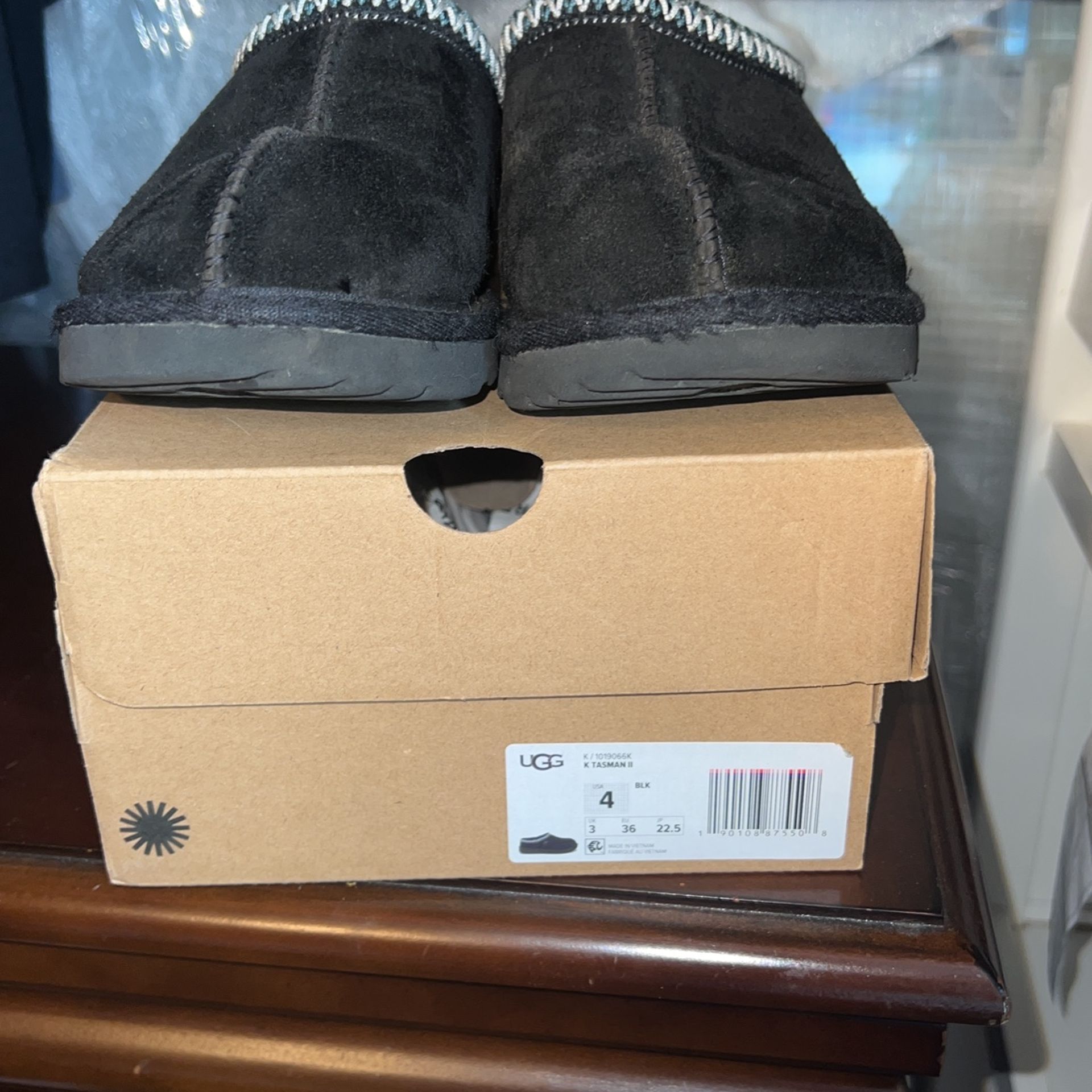 Ugg Tasman II Size 4 Black