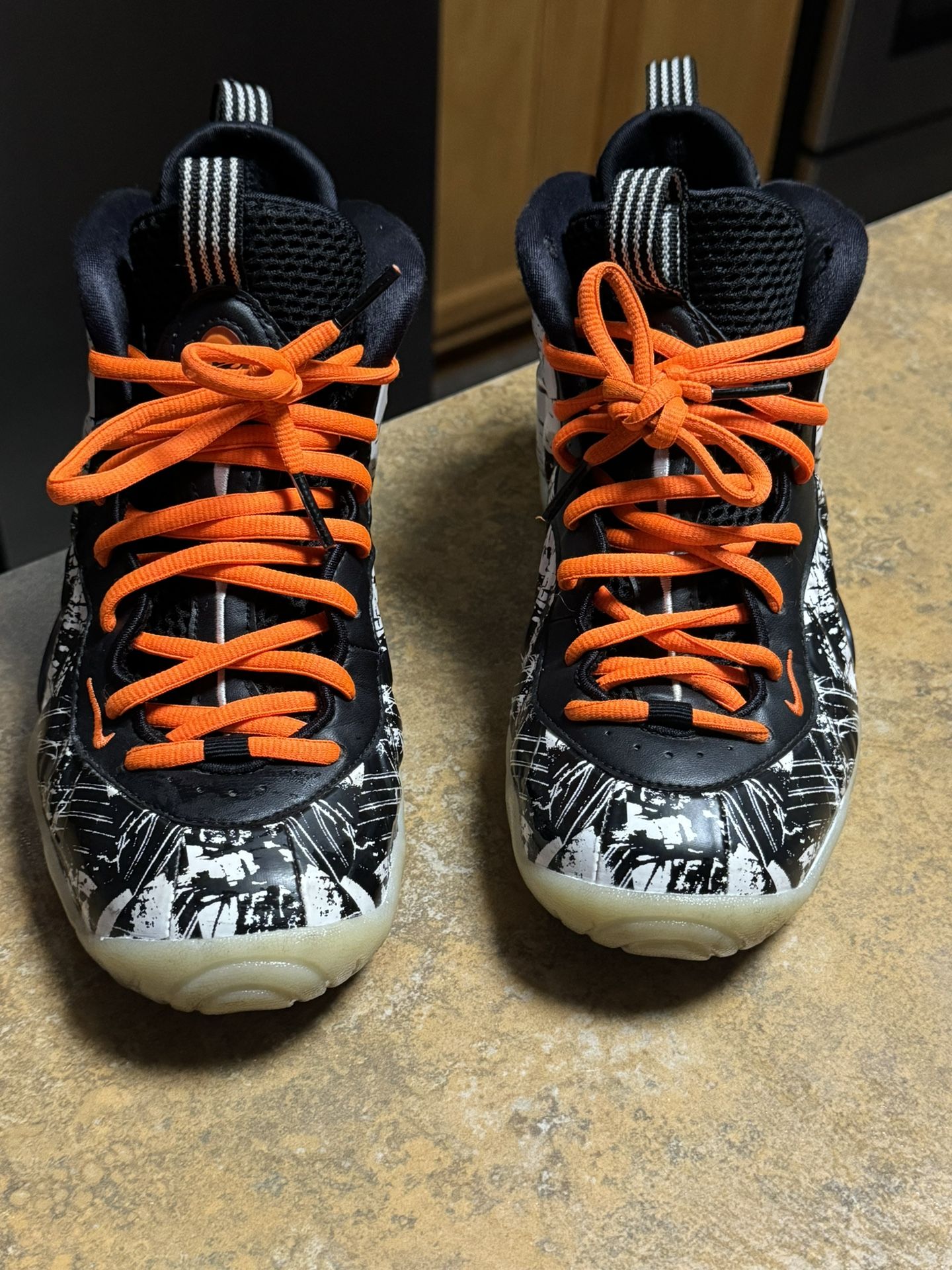 Nike Air Foamposite Shattered Blackboard Size 4 Boys