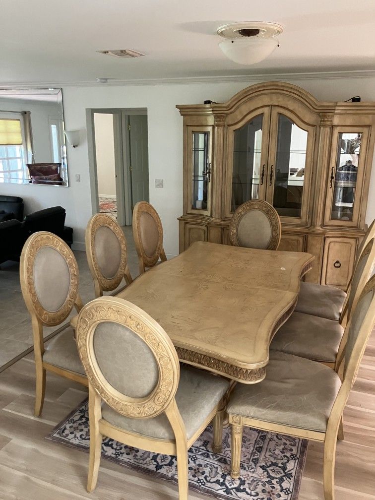 8 Seater Dining Table With Display Case