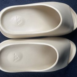 Brand New Yeezy Slides (No Box )