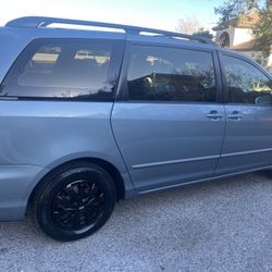 2004 TOYOTA SIENA , LOW MILES RUNS PERFECT   $4500 117k MILES 