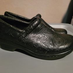 Yuu Slip On Clogs
