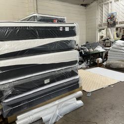 King size memory foam mattress 12”.     New mattress in a plastic sealed.    We offer same day delivery ☎️🔥(213)713-74-89 call or Tex