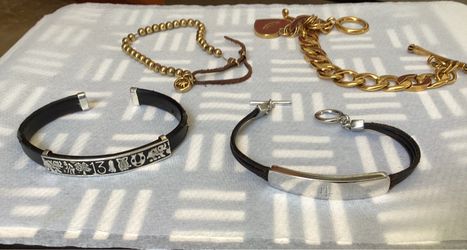 4 pulseras,