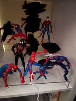 Mafex Spider-Man and marvel legends/Not free