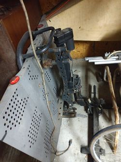 Swing away wheelchair lift