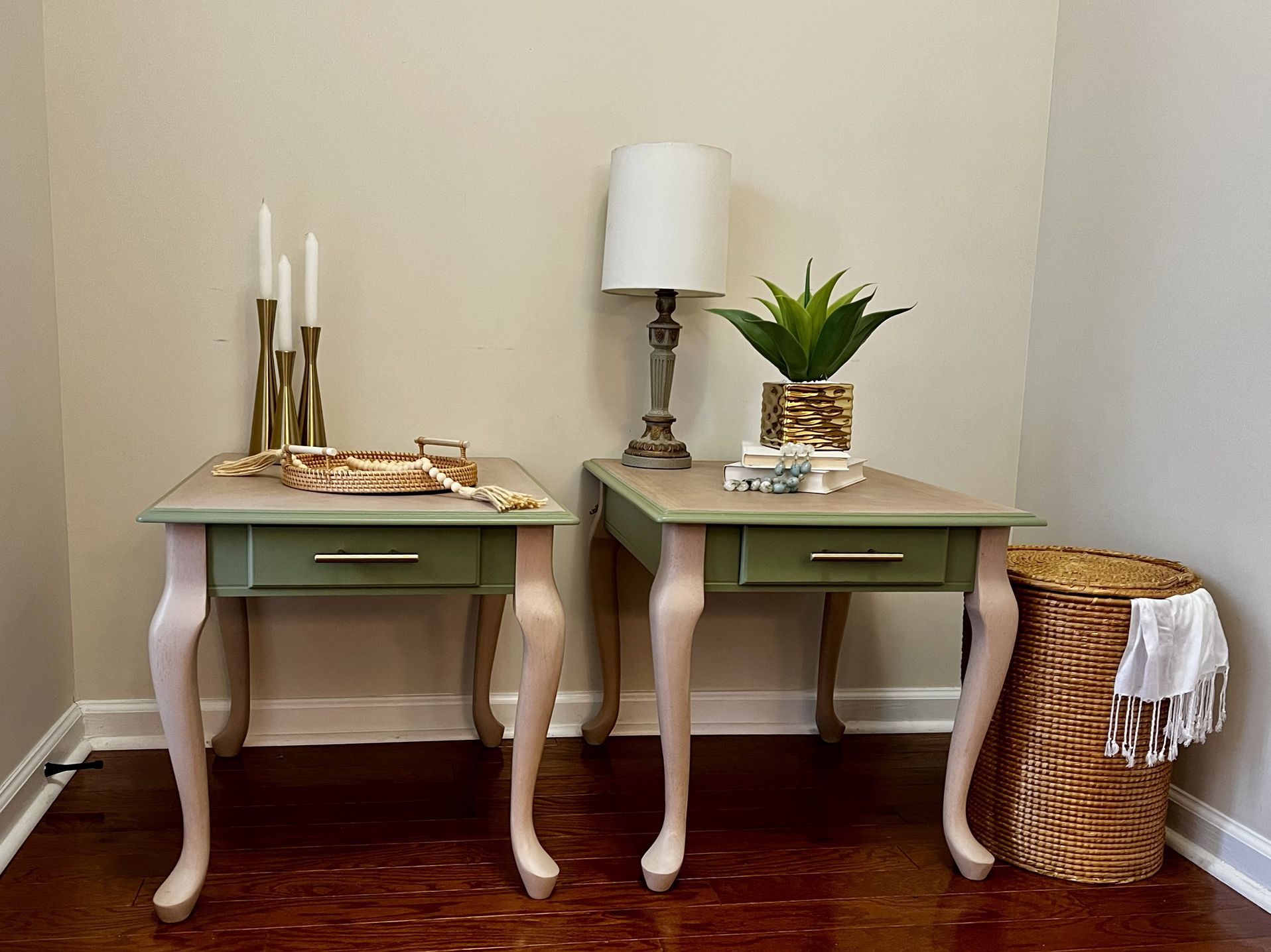 Pair Of Queen Anne End Tables / Side Tables