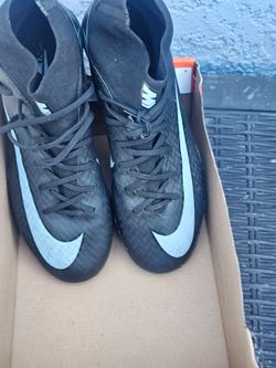 Soccer shoes size 6.