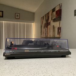 * TECHNICS * QUARTZ DIRECT DRIVE TURNTABLE AND HIGH QUALITY SHURE CARTRIDGE AND STYLUS . HARD TO FIND ONE FOR SALE IN THIS  CONDITION . MUST BE SEEN .